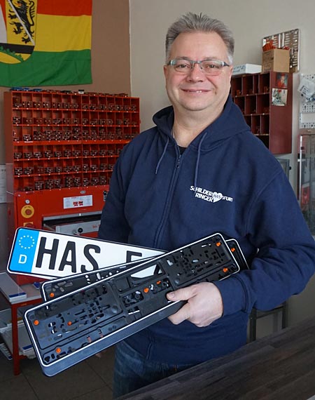 KFZ-Kennzeichen, auf Wunsch mit Montage, bekommen Sie bei uns - Schilder Ringer in Haßfurt